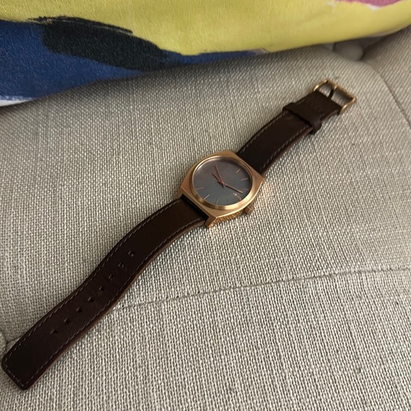 Nixon time teller in rose gold tone and brown leather - Picture 2 of 2